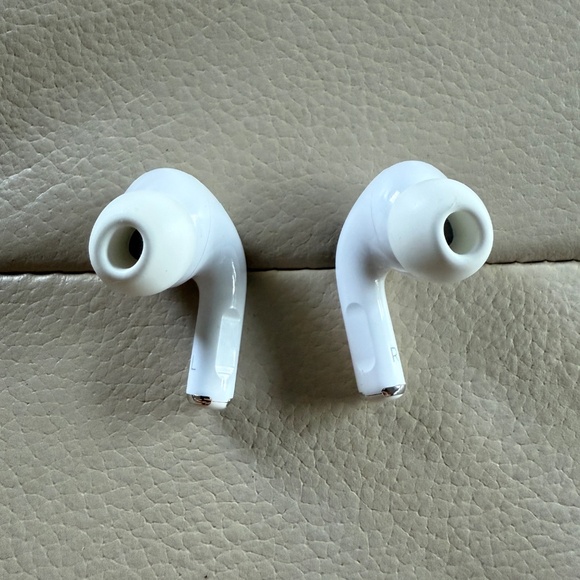 Authentic Apple AirPods Pro 1st generation with Wireless Charging Case A2084 - Picture 7 of 12